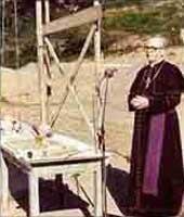 Monsignor Gargitter posa la prima pietra