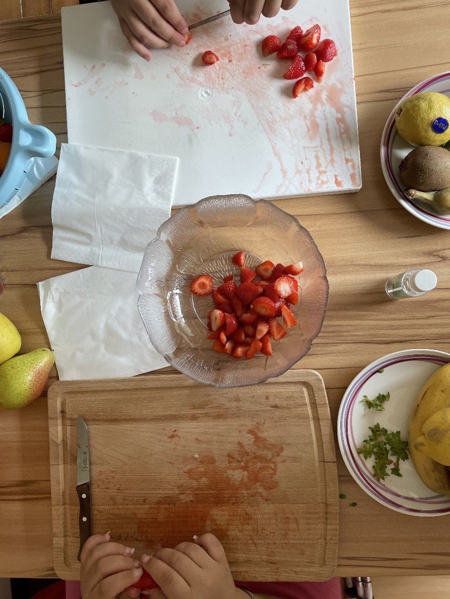 Autonomia personale, tagliare frutta in pezzi