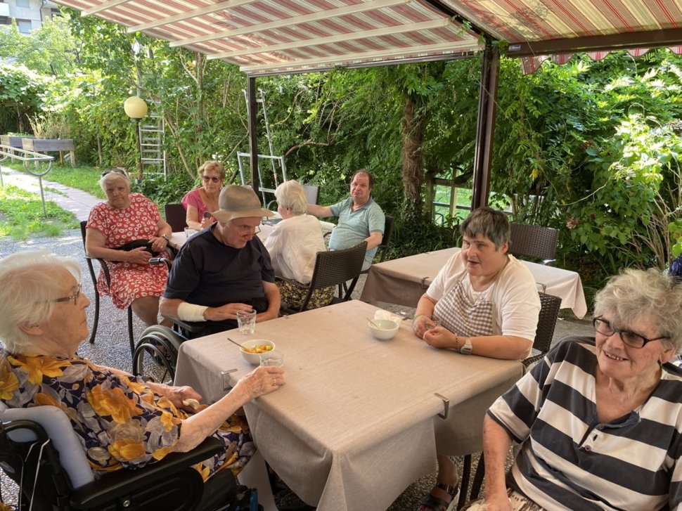 Conviviale incontro sulla terrazza